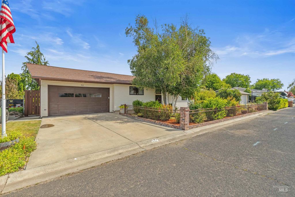Photo of 905 Stewart Ave, Lewiston, ID 83501 (MLS # 98992200)