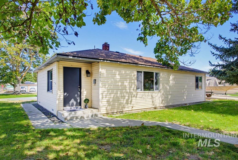 Photo of 1303 Willow St, Caldwell, ID 83605 (MLS # 99001187)