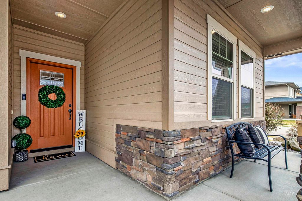 Photo of 489 W Dreyfuss St, Meridian, ID 83646 (MLS # 98977965)