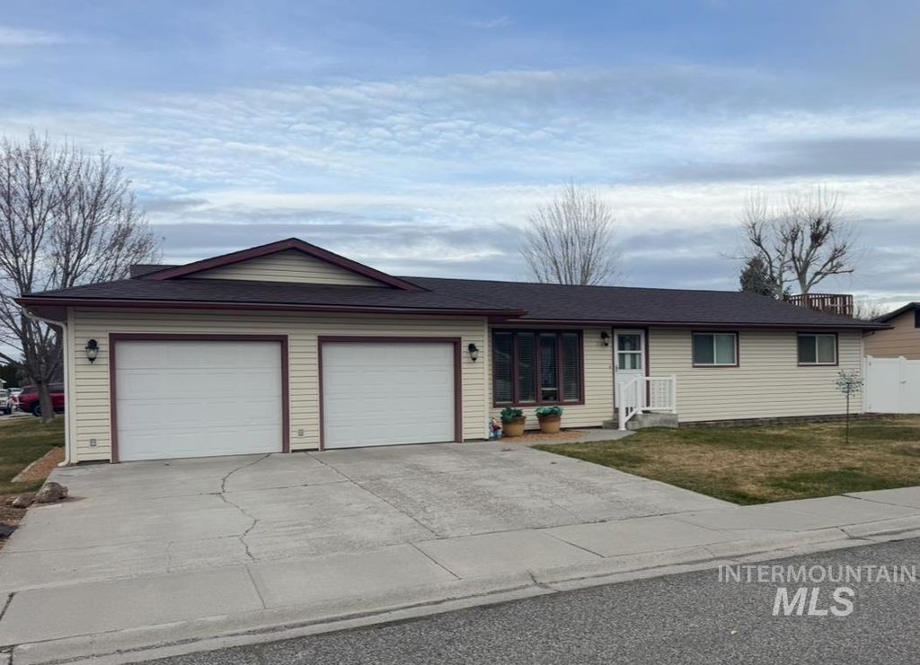 Photo of 1145 Utah St, Gooding, ID 83330 (MLS # 98977308)