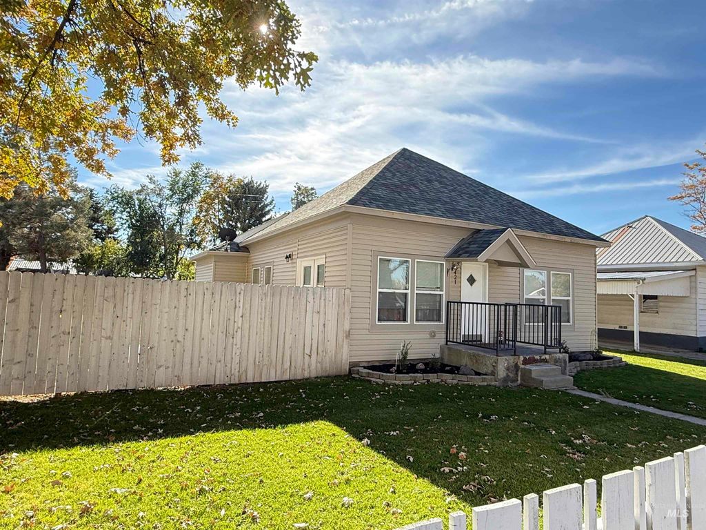 Photo of 421 6th St, Filer, ID 83328 (MLS # 98966376)