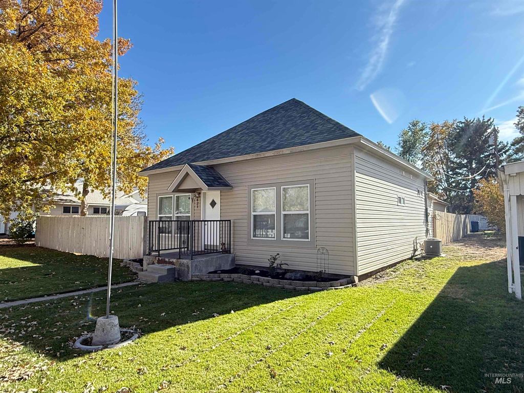 Photo of 421 6th St, Filer, ID 83328 (MLS # 98966376)