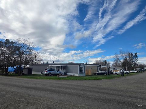 Photo of 331 Walnut St, Genesee, ID 83832 (MLS # 98981156)