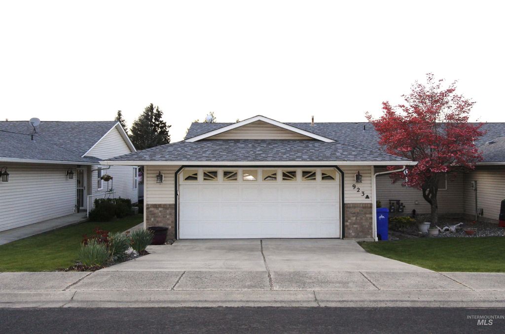 Photo of 923 Stewart Ave #A, Lewiston, ID 83501 (MLS # 98982945)