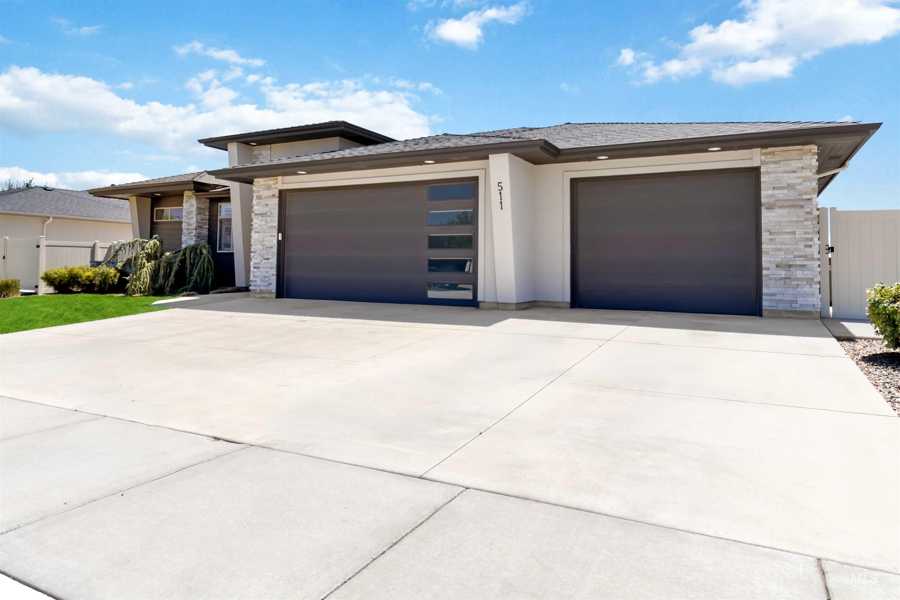 511 W Oak Springs Dr