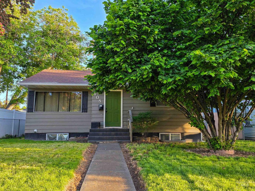 Photo of 408 16th Ave, Lewiston, ID 83501 (MLS # 98985608)