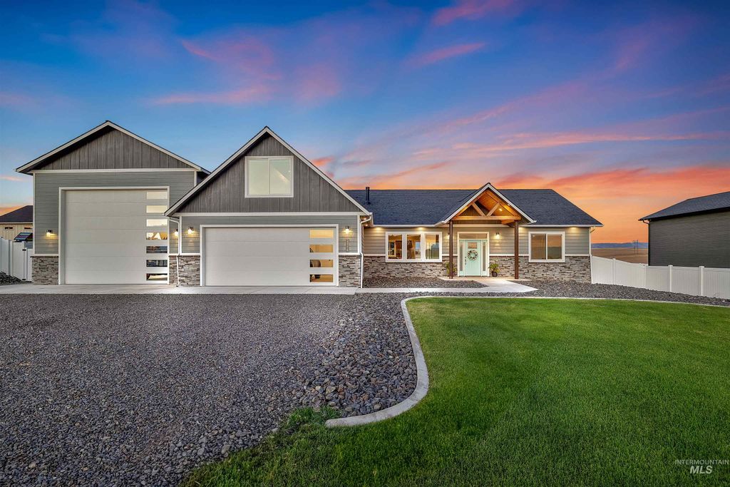 Photo of 2111 Vinifera Blvd, Lewiston, ID 83501 (MLS # 98977350)