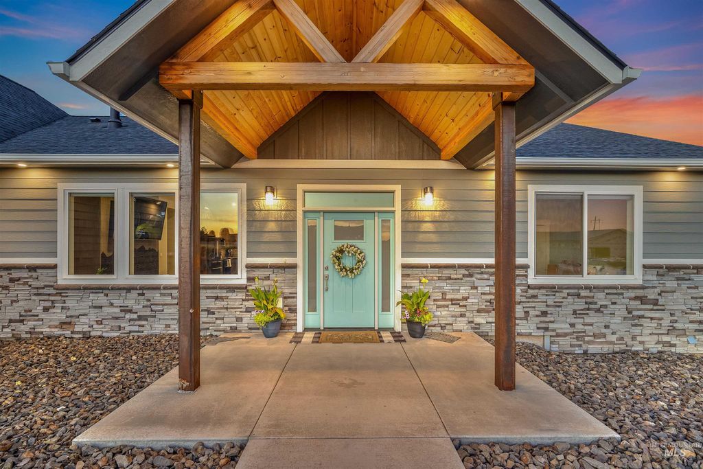 Photo of 2111 Vinifera Blvd, Lewiston, ID 83501 (MLS # 98977350)