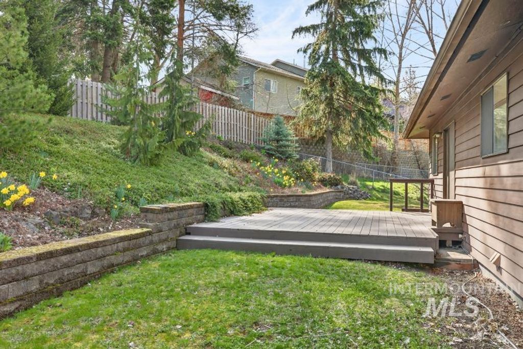 Photo of 810 Sherwood St, Moscow, ID 83843 (MLS # 98980857)