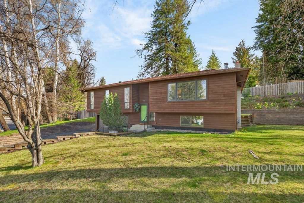 Photo of 810 Sherwood St, Moscow, ID 83843 (MLS # 98980857)