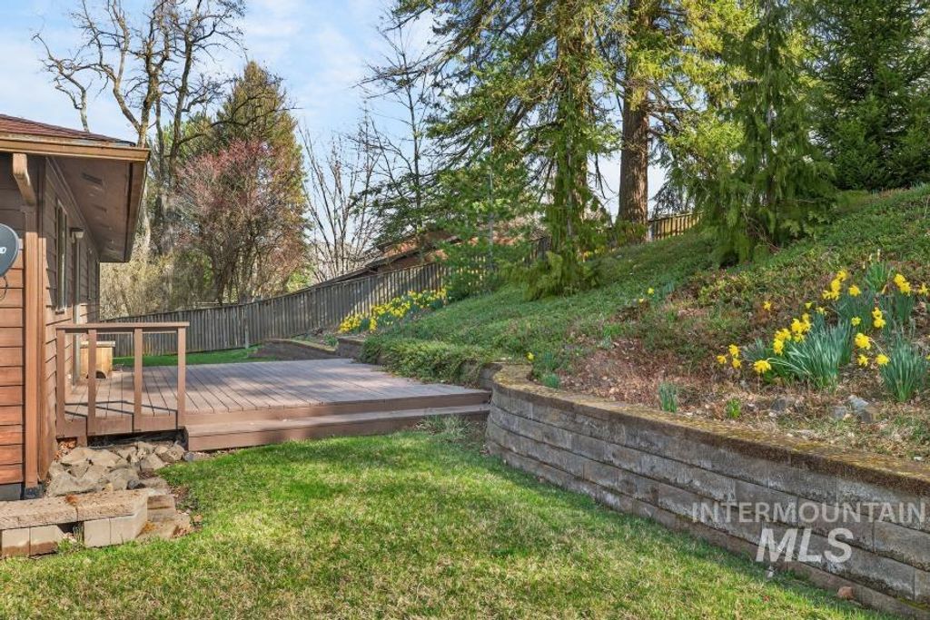 Photo of 810 Sherwood St, Moscow, ID 83843 (MLS # 98980857)