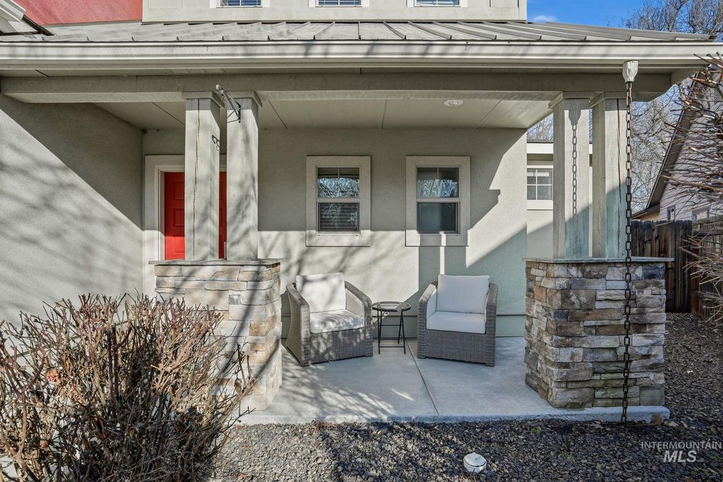 Photo of 852 N River Path Lane, Boise, ID 83703 (MLS # 98971878)
