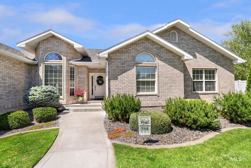 Photo of 1919 Candleridge Dr, Twin Falls, ID 83301 (MLS # 98985023)