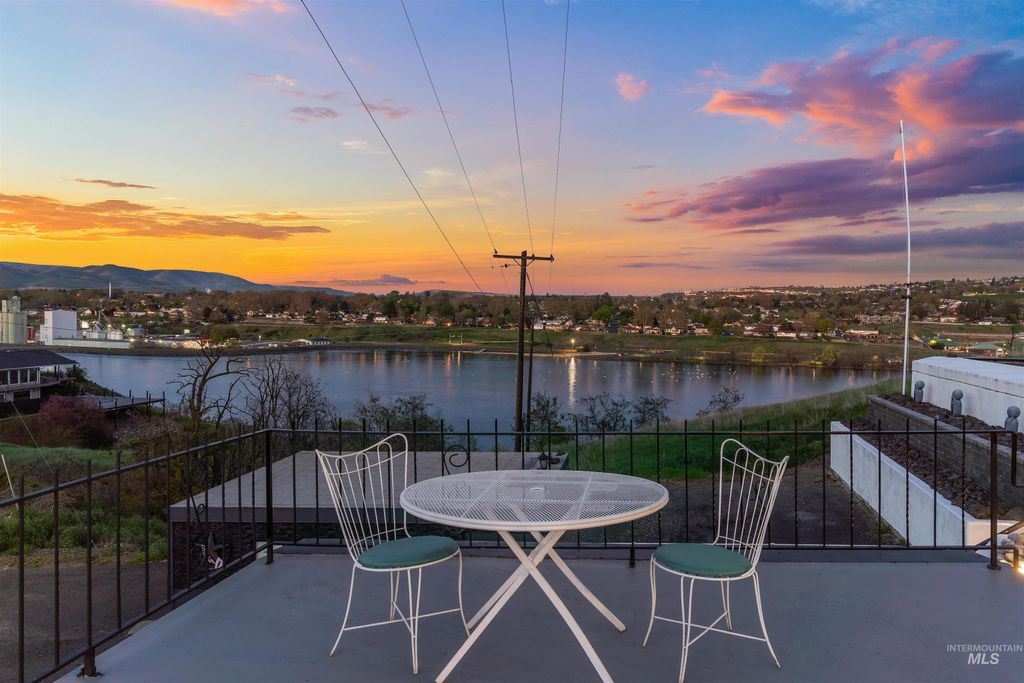 Photo of 303 Highland Ave, Clarkston, WA 99403 (MLS # 98982466)