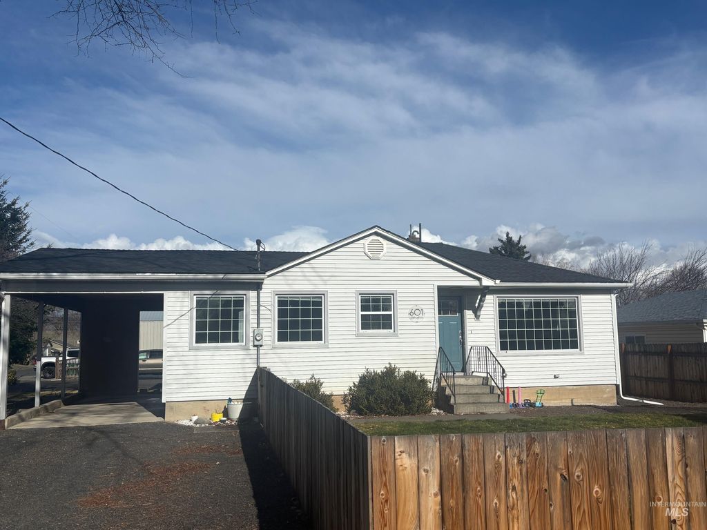 Photo of 601 Cedar Ave, Lewiston, ID 83501 (MLS # 98974545)