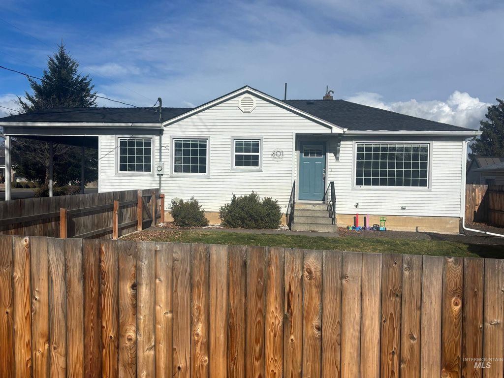 Photo of 601 Cedar Ave, Lewiston, ID 83501 (MLS # 98974545)