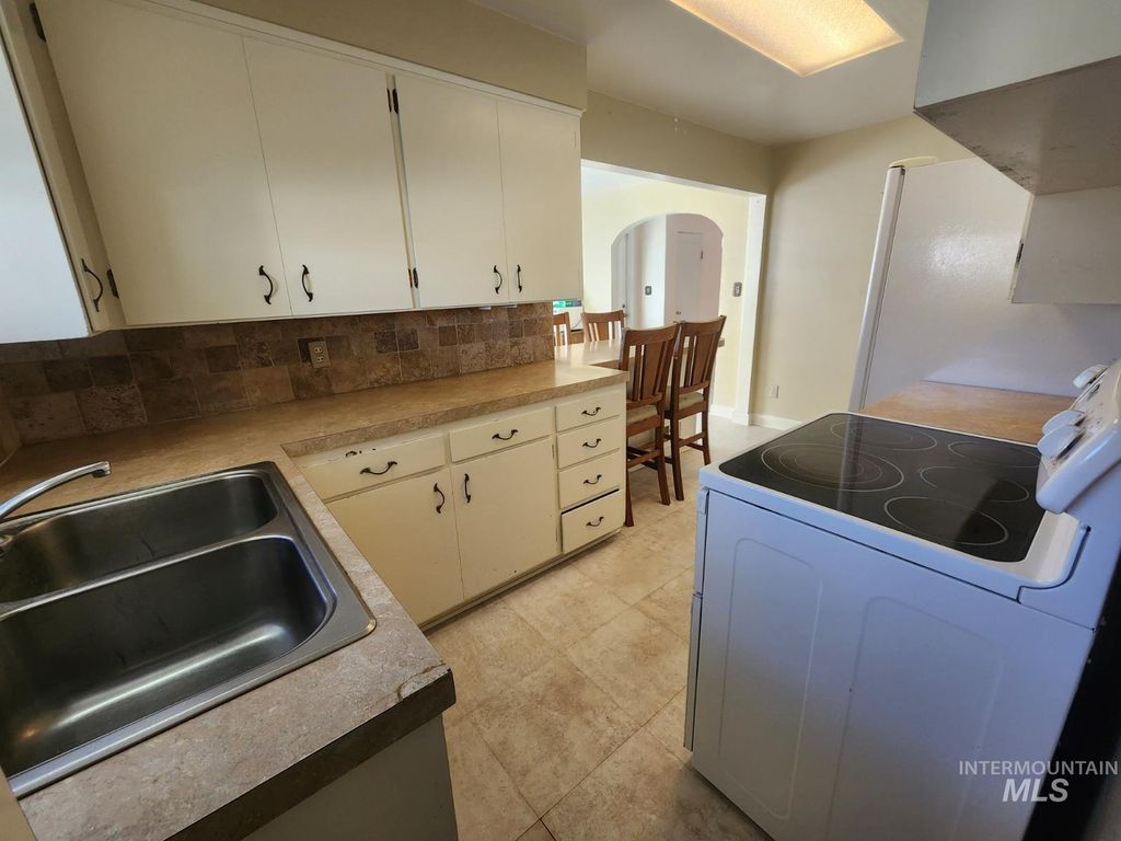 Photo of 219 S 7th St, Nyssa, OR 97913 (MLS # 98967036)