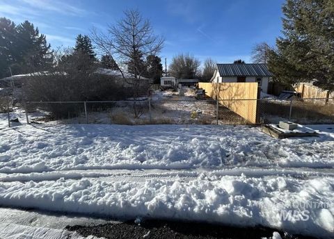 Photo of 733 California St, Gooding, ID 83330 (MLS # 98956755)