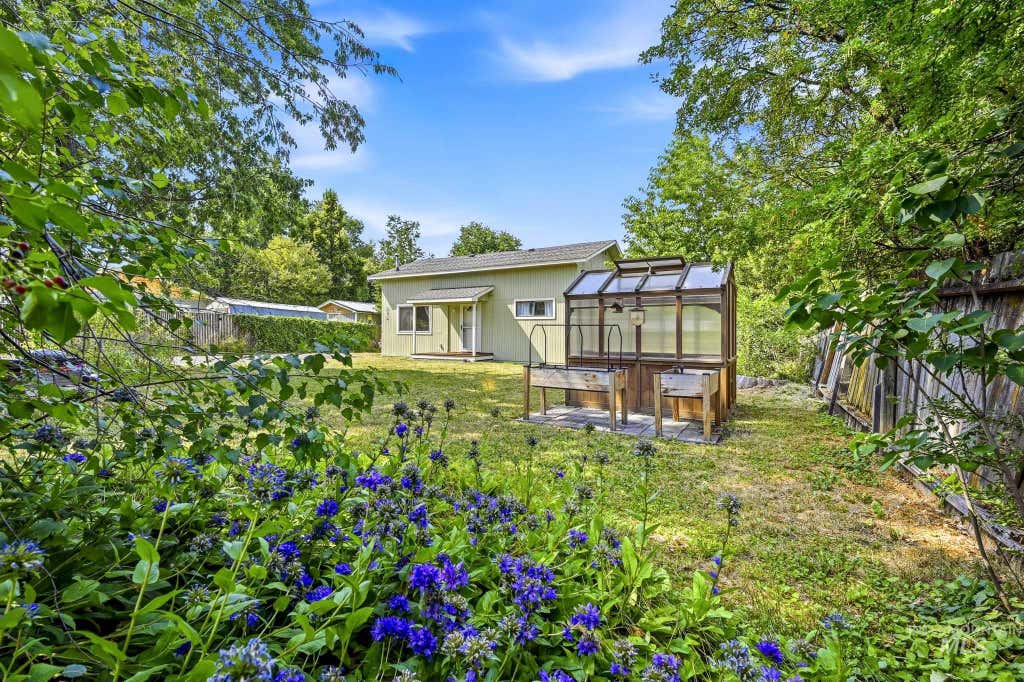 Photo of 828 N Meadow St, Moscow, ID 83843 (MLS # 98994529)