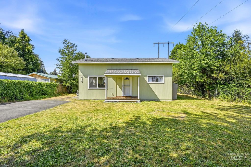Photo of 828 N Meadow St, Moscow, ID 83843 (MLS # 98994529)