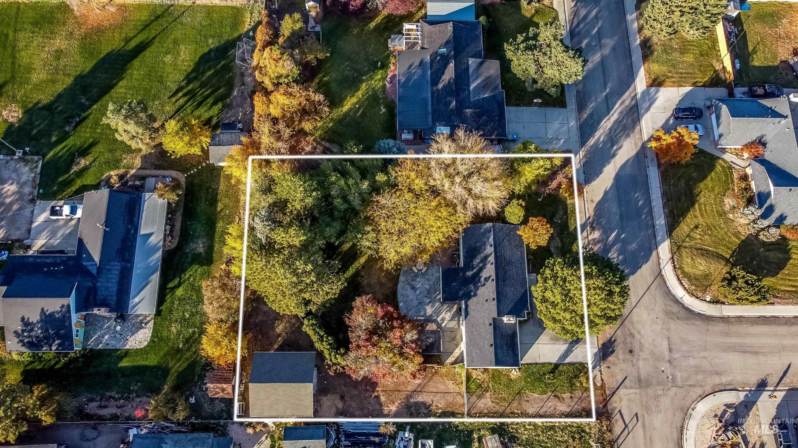 Aerial view of property and surrounding area featuring property boundaries highlighted