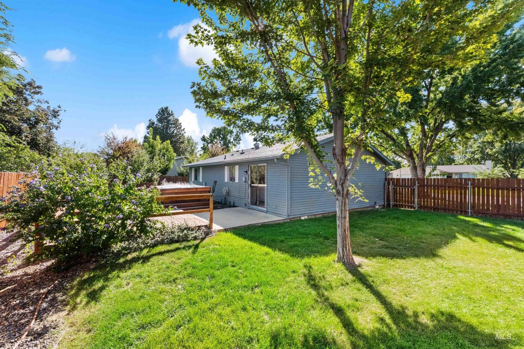 Photo of 1302 E Victory Rd, Boise, ID 83706 (MLS # 99001133)