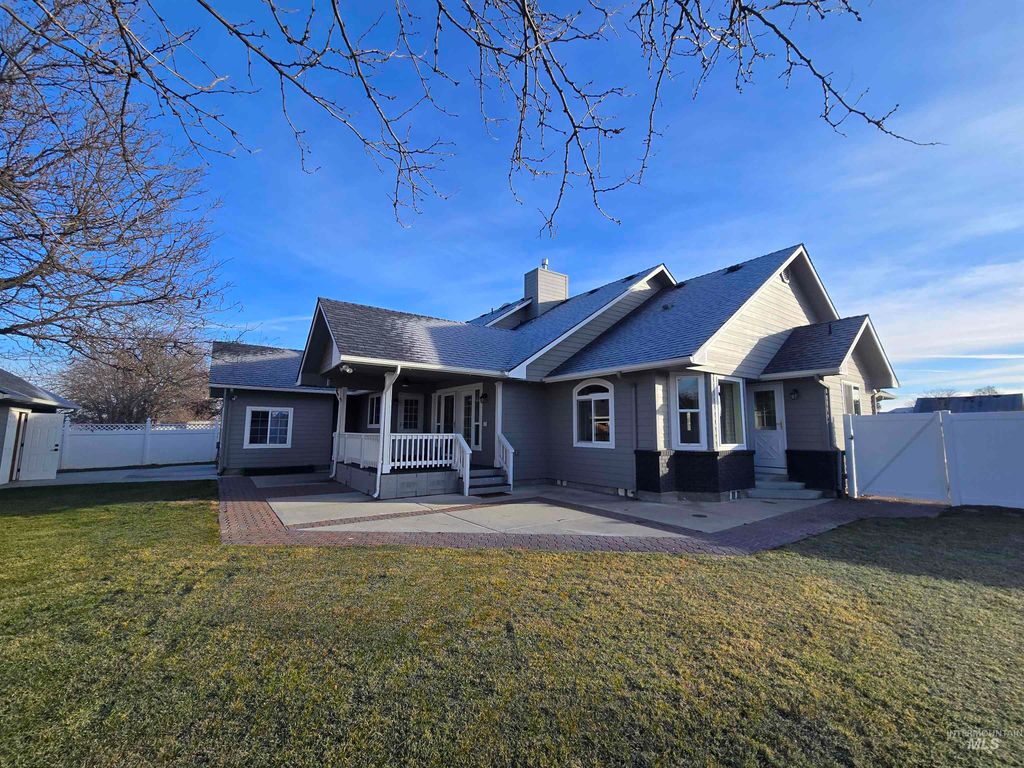 Photo of 405 N Dorian Drive, Ontario, OR 97914 (MLS # 98974361)