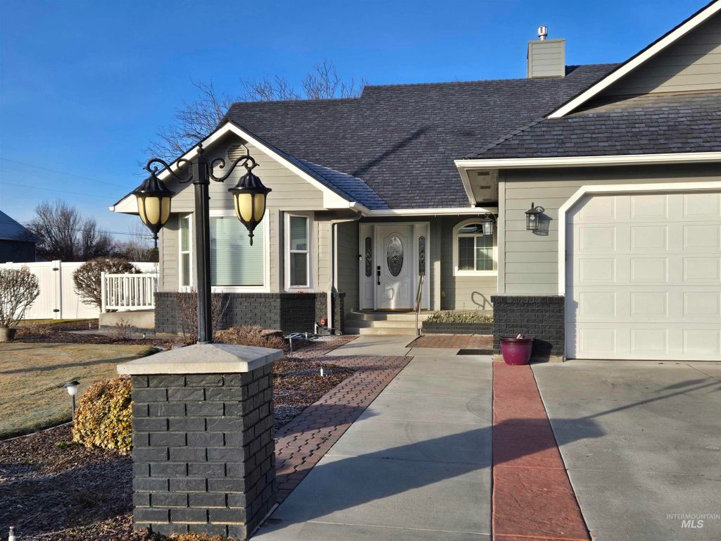 Photo of 405 N Dorian Drive, Ontario, OR 97914 (MLS # 98974361)