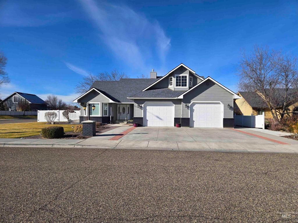 Photo of 405 N Dorian Drive, Ontario, OR 97914 (MLS # 98974361)