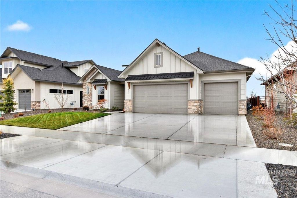 Photo of 1911 N Willowick Ave, Eagle, ID 83616 (MLS # 98983927)