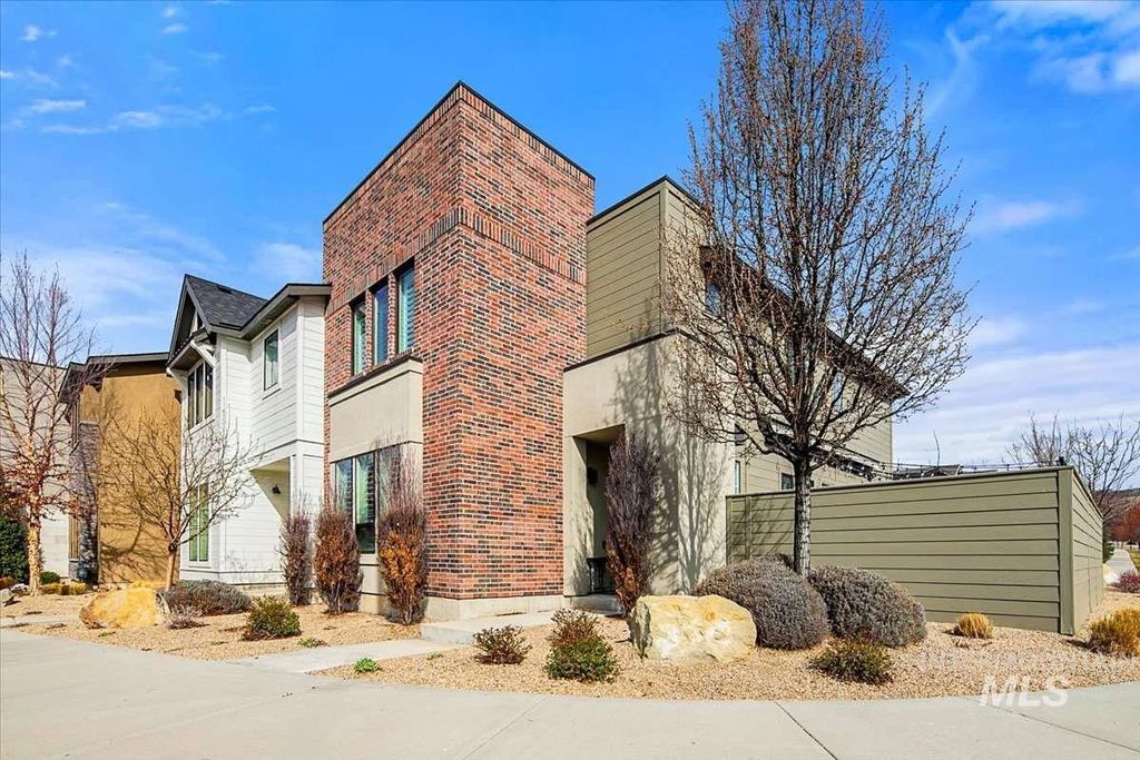Photo of 4044 E Parkcenter Blvd, Boise, ID 83716 (MLS # 98977823)
