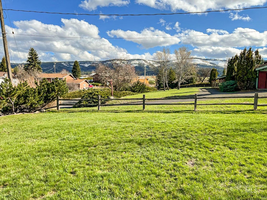 Photo of 916 Idaho Ave, Grangeville, ID 83530 (MLS # 98998529)