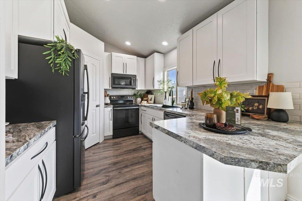 Photo of 1229 W Aberdeen Ave, Nampa, ID 83686 (MLS # 99004446)