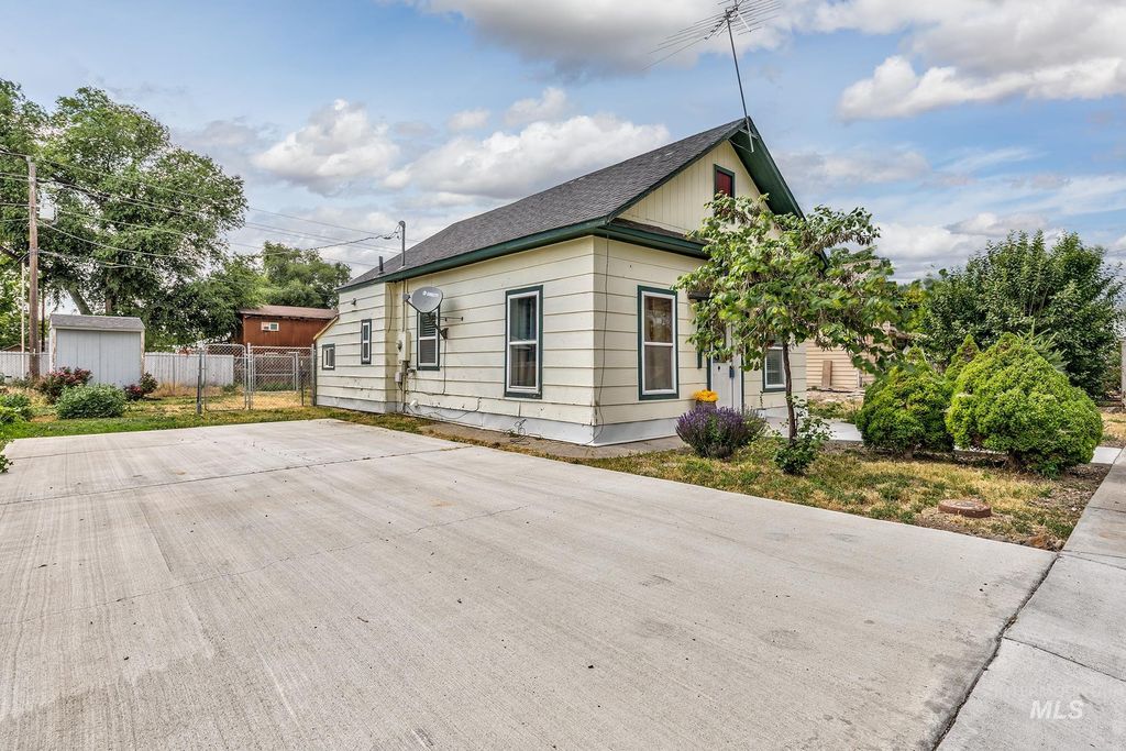 Photo of 349 Cottage St South St, Vale, OR 97918 (MLS # 98951117)