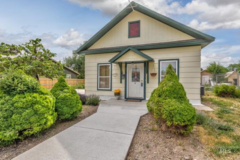 Photo of 349 Cottage St South St, Vale, OR 97918 (MLS # 98951117)