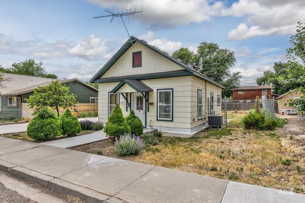 Photo of 349 Cottage St South St, Vale, OR 97918 (MLS # 98951117)