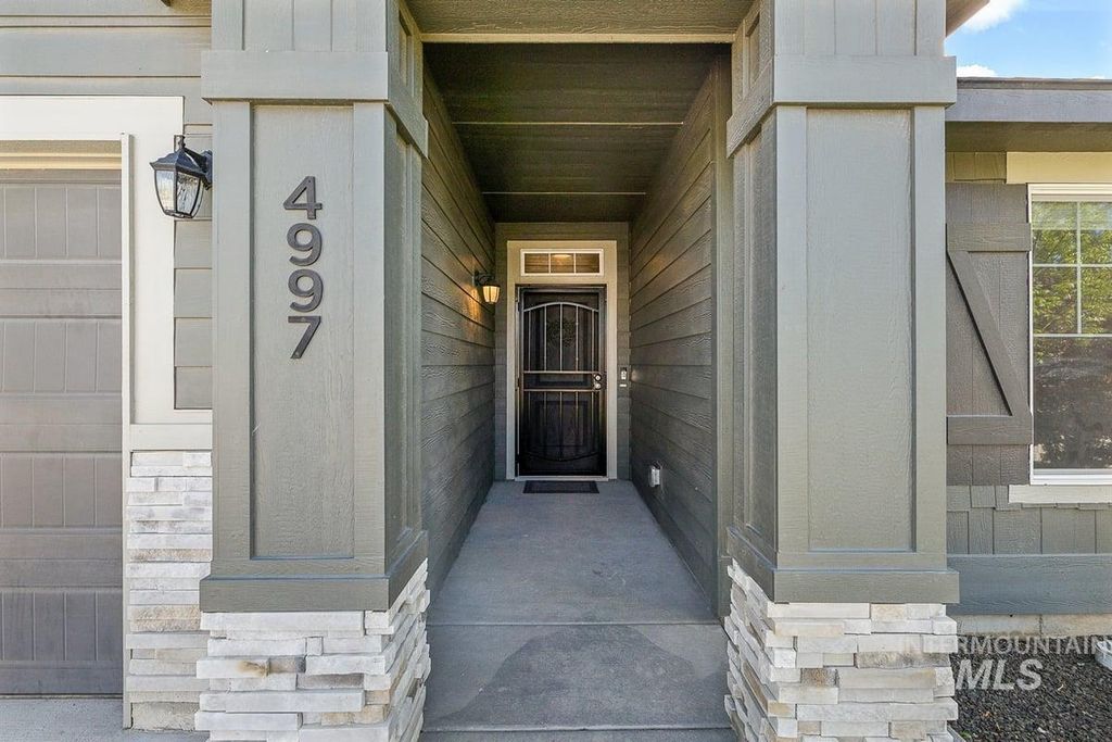 Photo of 4997 W Grand Rapids Dr, Meridian, ID 83646 (MLS # 98985001)