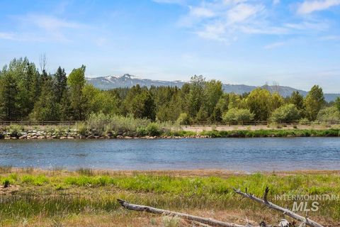 Photo of 8 River Bank Drive, Cascade, ID 83611 (MLS # 98952122)
