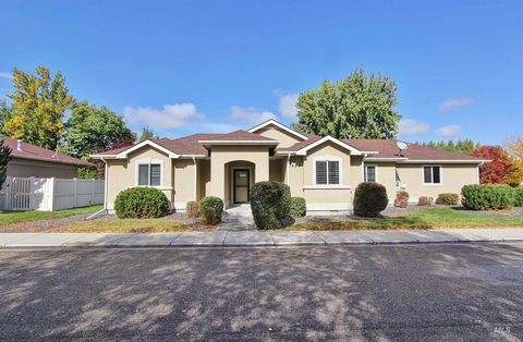 Photo of 1844 E Horse Creek Ct, Meridian, ID 83642 (MLS # 98964914)