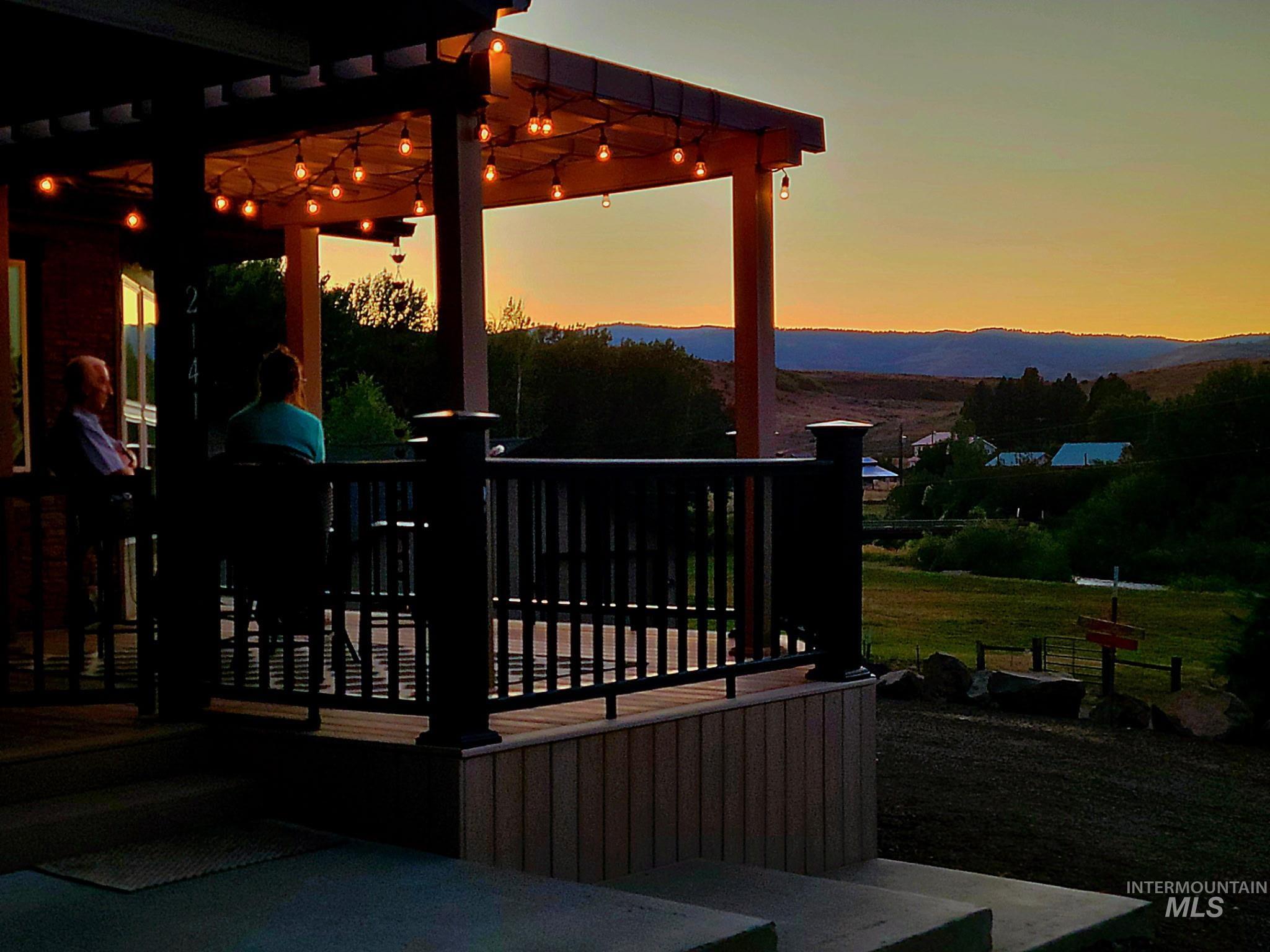 At dusk, the deck glows with mountain and river views. Ideal for coffee at sunrise or a glass of wine under the stars