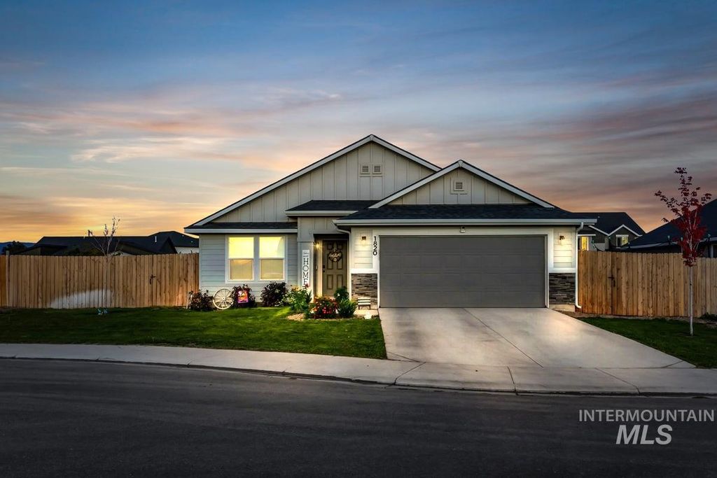 Photo of 1820 SW Sparrow Pl, Mountain Home, ID 83647 (MLS # 98964392)