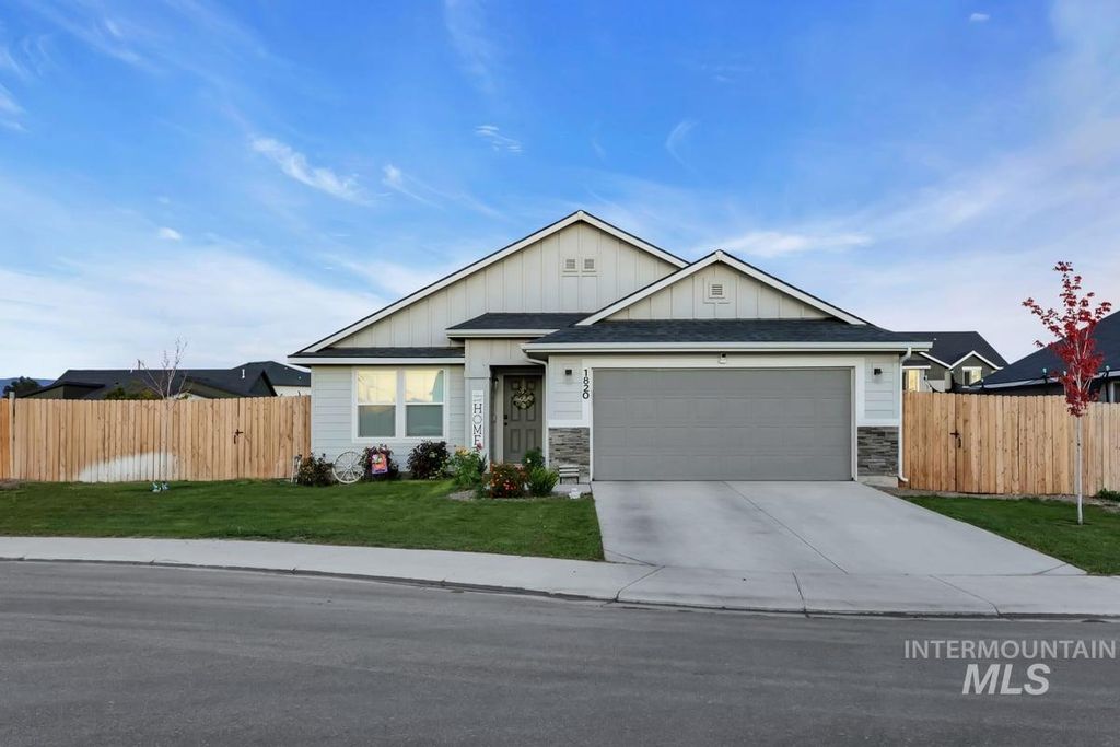 Photo of 1820 SW Sparrow Pl, Mountain Home, ID 83647 (MLS # 98964392)