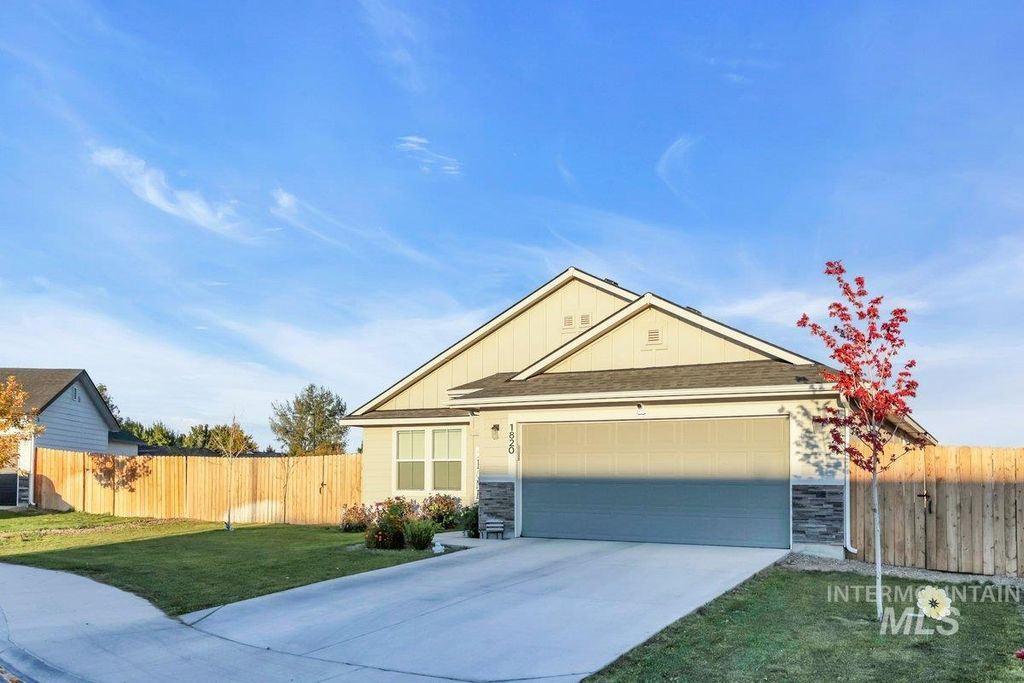 Photo of 1820 SW Sparrow Pl, Mountain Home, ID 83647 (MLS # 98964392)