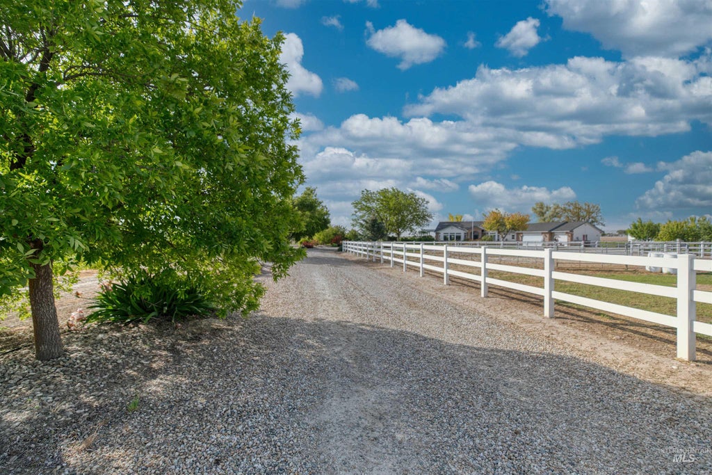 Photo of 17271 Lonkey Ln, Caldwell, ID 83607 (MLS # 98999111)