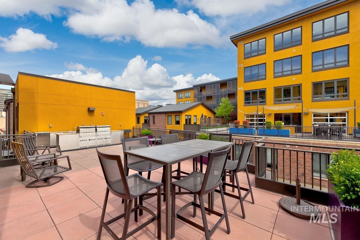 Common area deck, level 3