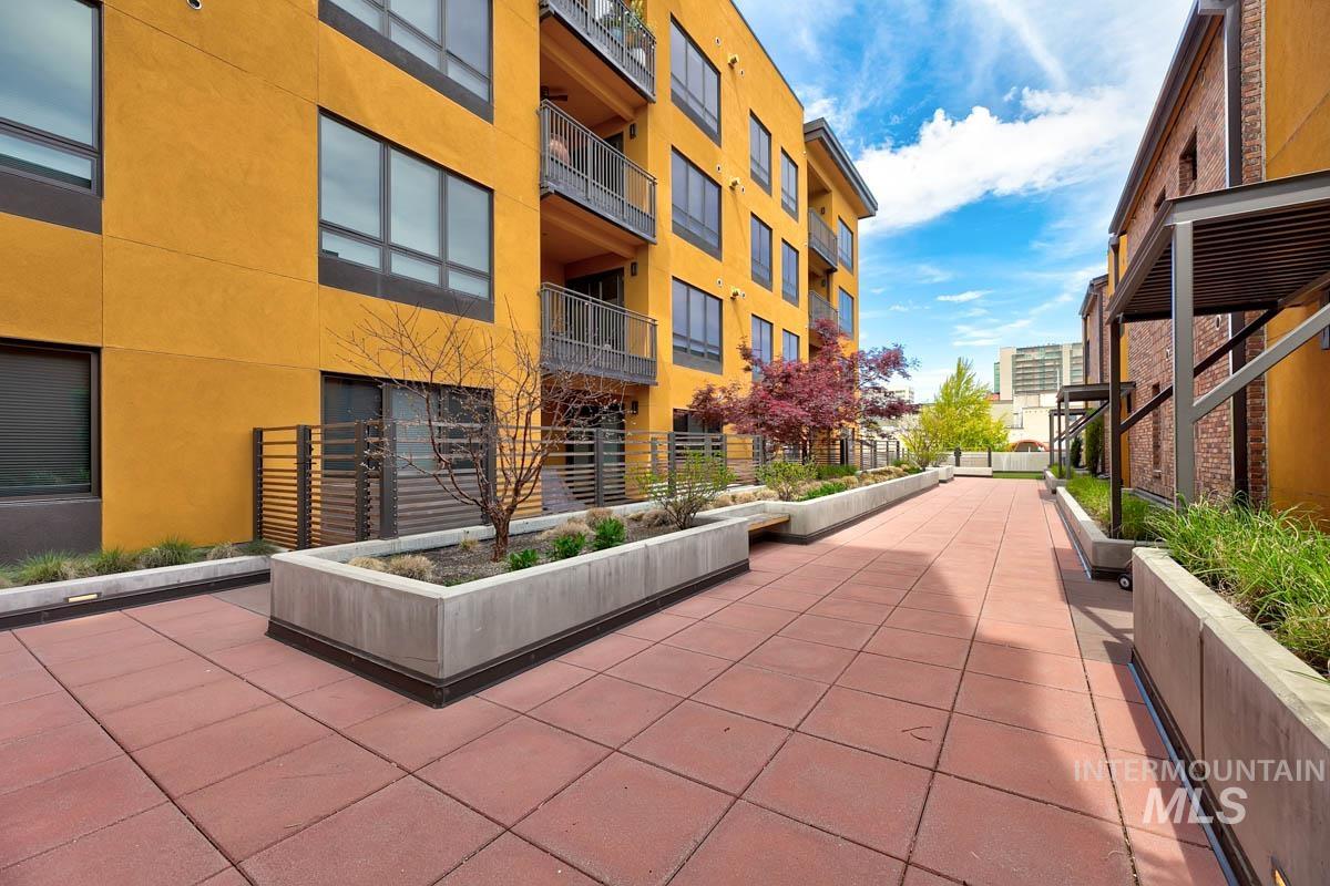 Garden patio, level 2