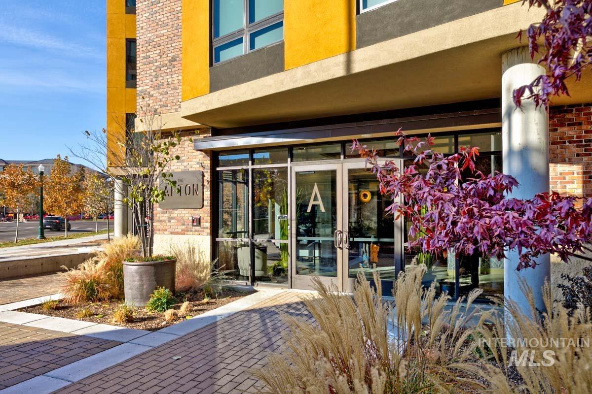 Main entrance to 880 W River ST