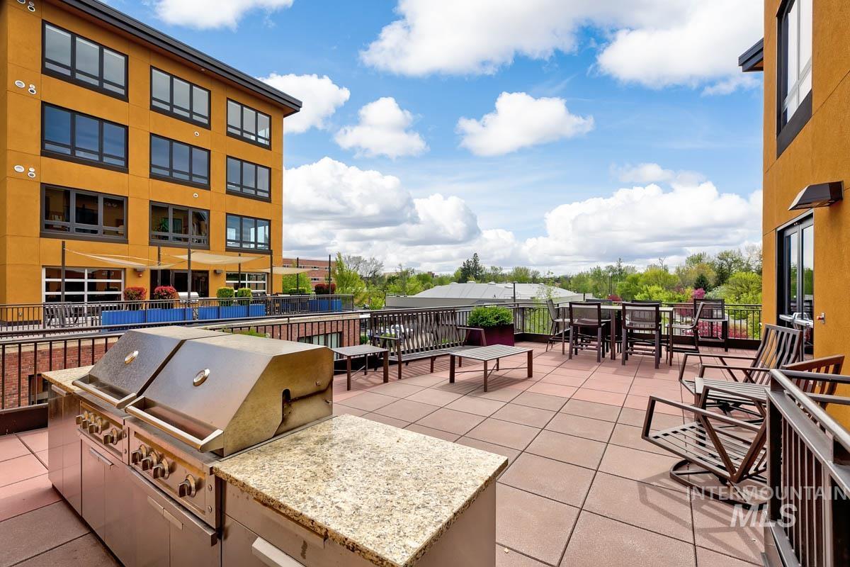 Common area deck & BBQ, level 3