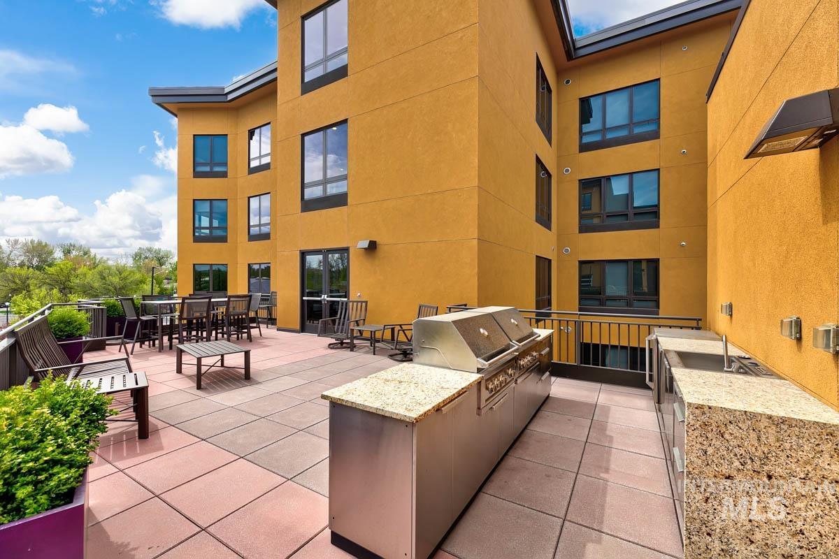 Common area deck and BBQ, level 3