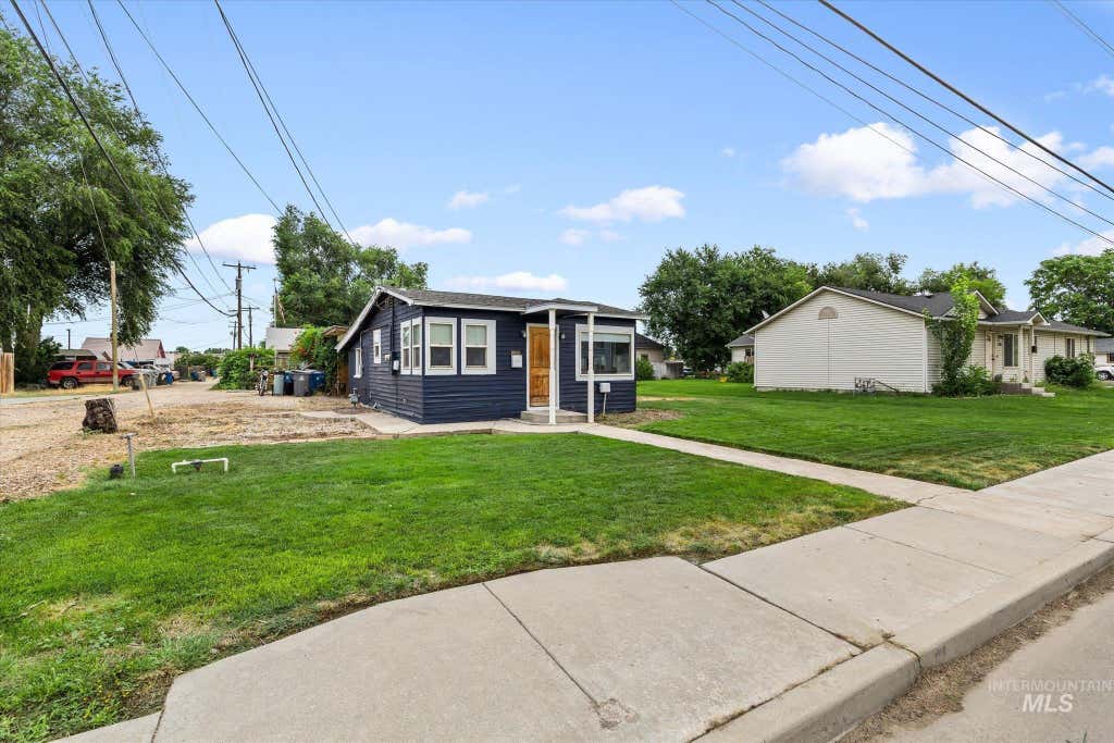 Photo of 716 E Sherman Ave, Nampa, ID 83686 (MLS # 98997967)